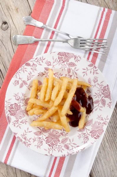 Varma pommes frites med amerikansk barbequesås — Stockfoto