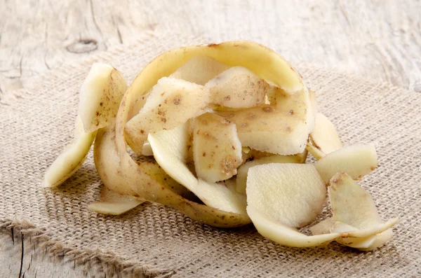 Potato peel op een doek jute — Stockfoto
