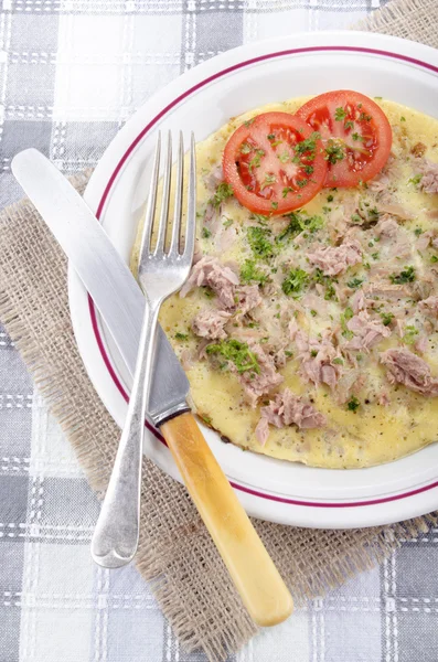 Tuna omelette with parsley and tomato — Stock Photo, Image
