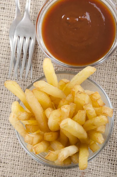 Pommes frites och kryddig tomatsås — Stockfoto