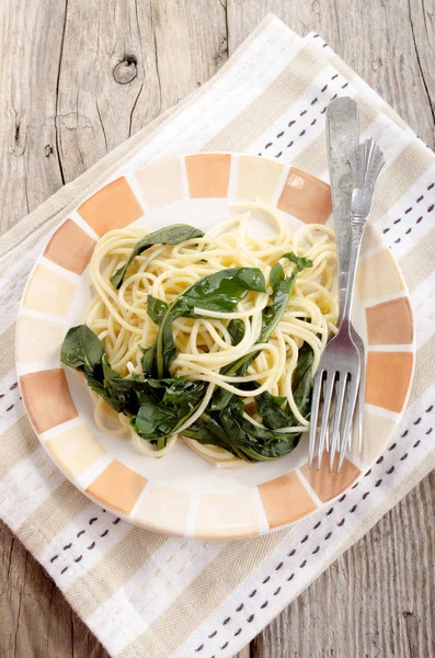 Спагетті зі стеблом кульбаби на тарілці — стокове фото