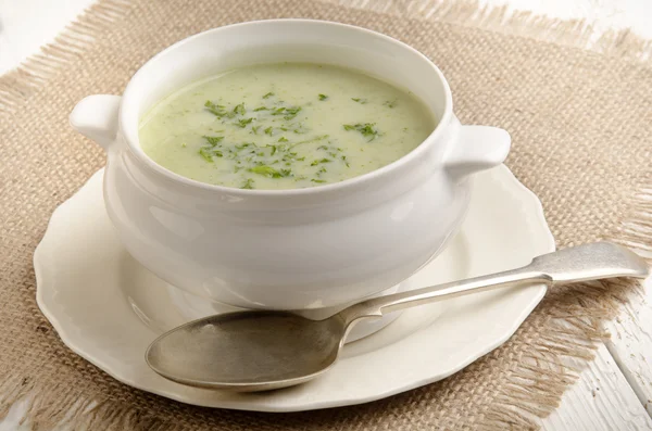 Sopa de creme de brócolis com salsa — Fotografia de Stock