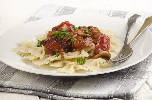 Farfalle noodle met tomatensaus — Stockfoto