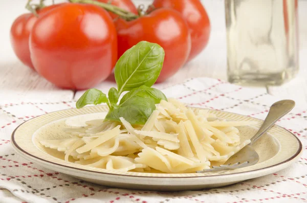 Farfalle med riven parmesanost — Stockfoto