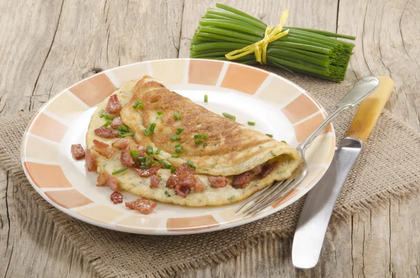 Szalonnával, snidlinges omlett — Stock Fotó