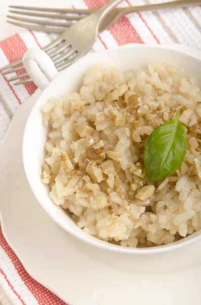 Risotto-Reis mit Walnüssen und Basilikum — Stockfoto