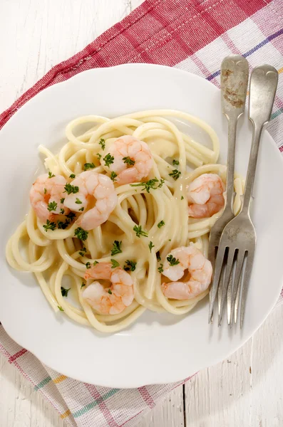 Macaroni met kaassaus en garnalen — Stockfoto