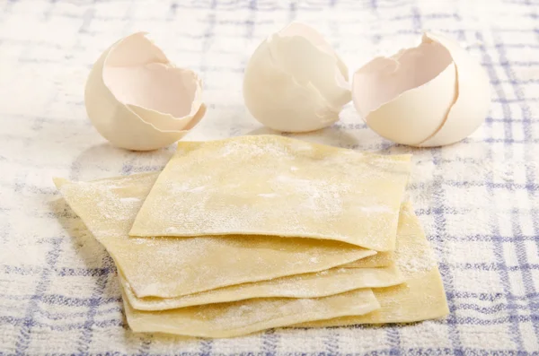 Lasagne sheets on a kitchen towel — Stock Photo, Image