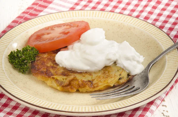 Potato pancakes with sour cream — Stock Photo, Image