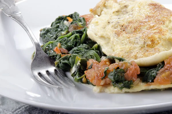 Omelette with spinach and tomato — Stock Photo, Image