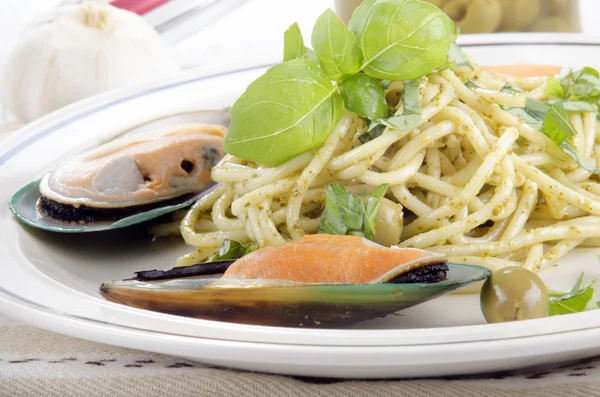 Spaghetti z pesto i zielone małże nowozelandzkie małże — Zdjęcie stockowe