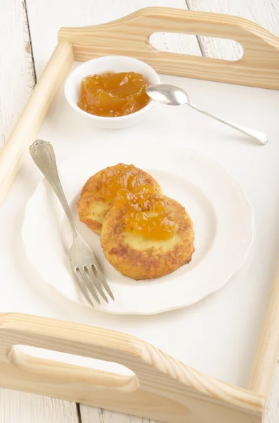 Söt potatiskaka med persika marmelad — Stockfoto
