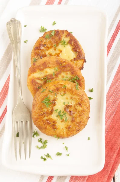 Bolo de batata com salada em uma chapa — Fotografia de Stock