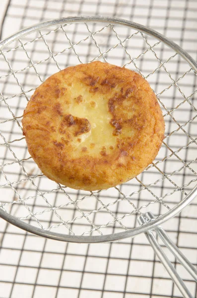 Um bolo de batata na espátula redonda — Fotografia de Stock