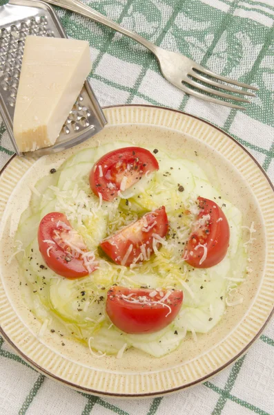 토마토와 파 르 메 산 치즈와 오이 샐러드 — 스톡 사진