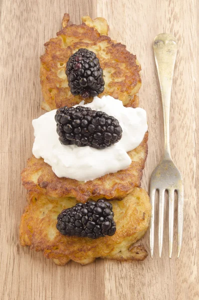 Boxty, irish pancake with blackberries — Stock Photo, Image