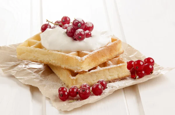 Red currants with sour cream on waffle — Stock Photo, Image