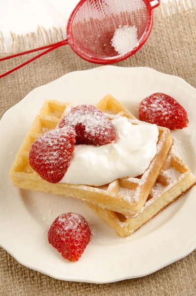 Waffle with sour cream and strawberries — Stock Photo, Image