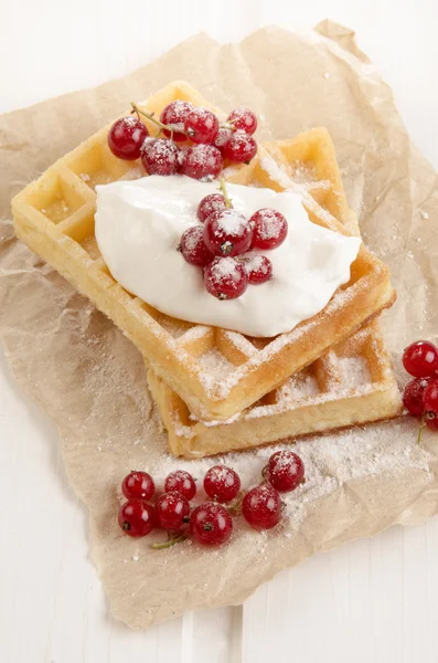 Waffle with sour cream and red currant — Stock Photo, Image