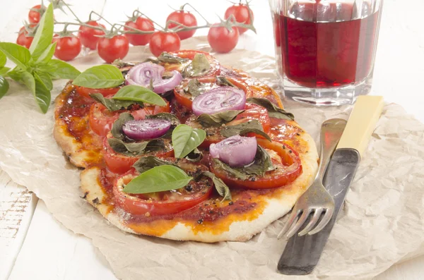 Düz ekmek pizza domates ile — Stok fotoğraf