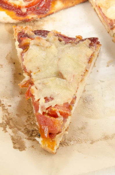 Pizza de pão plano com tomate e salame — Fotografia de Stock