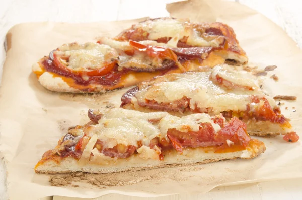 Plat brood pizza met tomaat en salami — Stockfoto