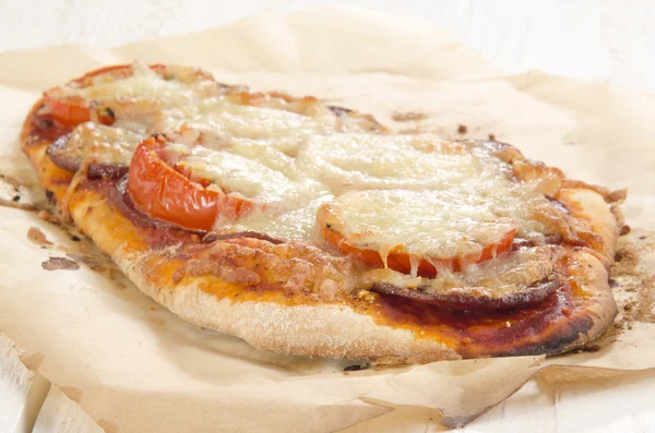 Plat brood pizza met tomaat en salami — Stockfoto