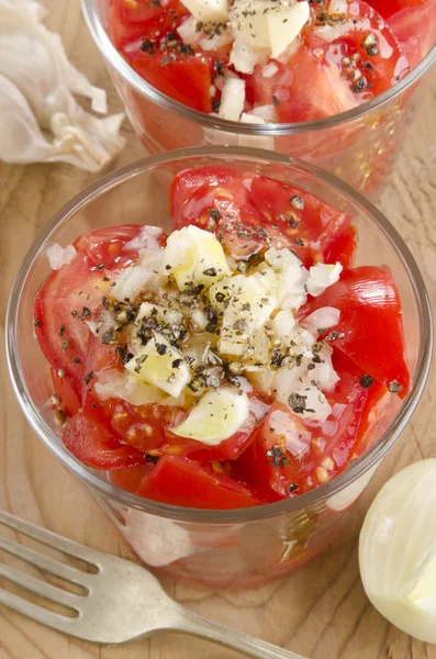 Ensalada de tomate en un tazón de vidrio —  Fotos de Stock