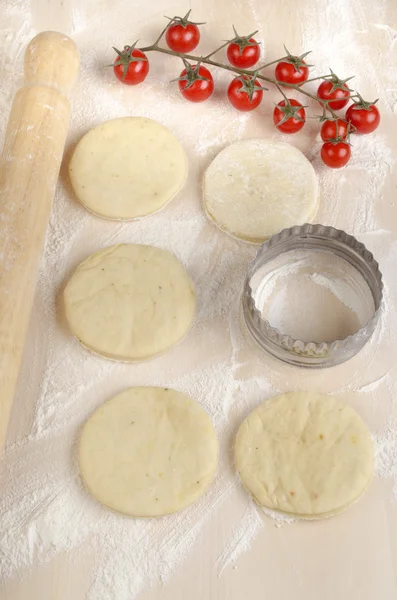 Mini pizza degen på en floury planka — Stockfoto