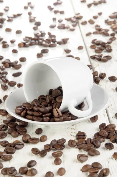 Vers gebrande koffiebonen en cup — Stockfoto