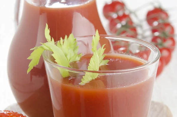 Suco de tomate frio em um copo — Fotografia de Stock