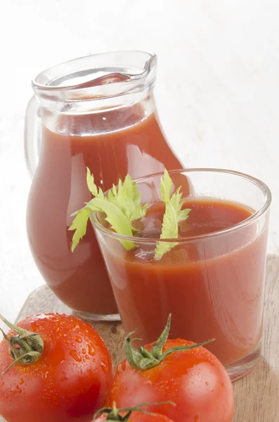 Suco de tomate frio em um copo — Fotografia de Stock