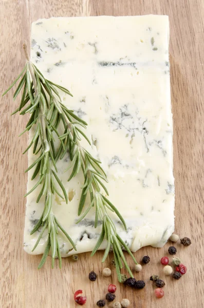 Горгонзола сыр на деревянной доске — стоковое фото