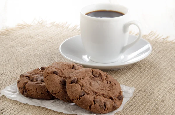Čokoládové sušenky na bílém papíře — Stock fotografie