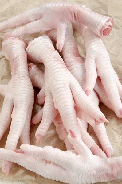 Pés de frango crus em papel de cozinha — Fotografia de Stock