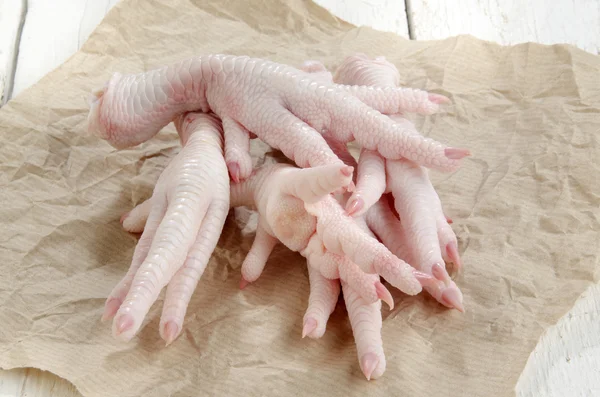 Pés de frango crus em papel de cozinha — Fotografia de Stock