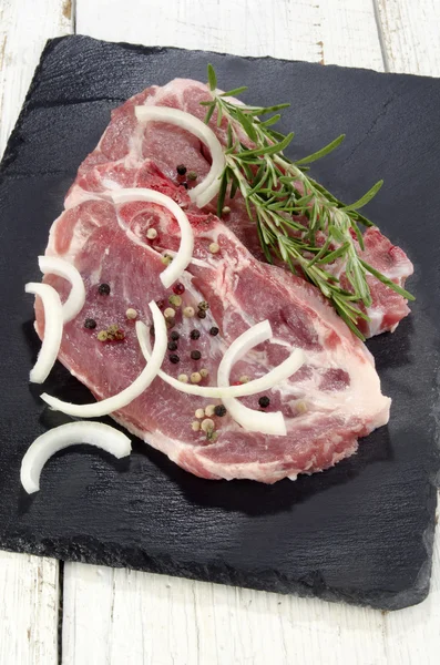 Schweineschulter in Scheiben geschnitten mit Zwiebeln und Rosmarin — Stockfoto