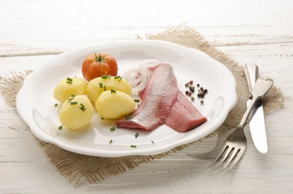 Patates ve soğan ile Pembe ringa balığı — Stok fotoğraf