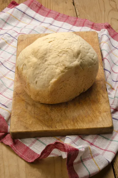 Pão cozido em casa na placa de madeira — Fotografia de Stock