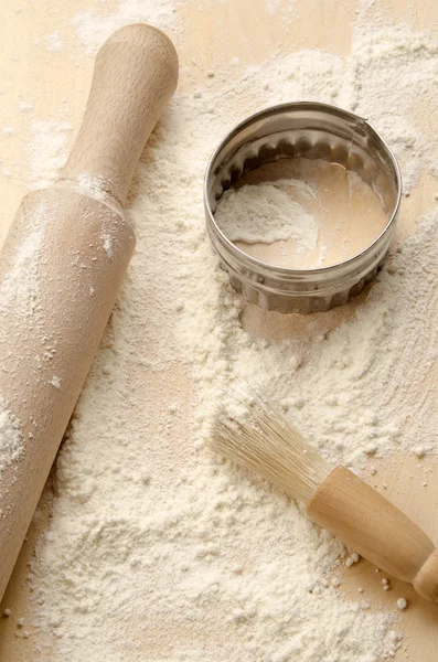 Baking board with rolling pin, cookie cutter and brush — Stock Photo, Image
