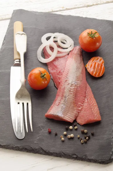 Domates ve soğan ile Pembe ringa balığı — Stok fotoğraf
