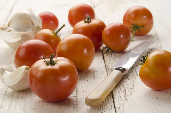 Ekologisk tomat på ett gammalt träbord — Stockfoto