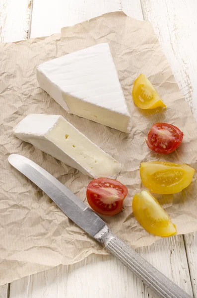 Camembert ve kağıt üzerinde domates — Stok fotoğraf