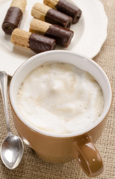 Café recién hervido con espuma de leche —  Fotos de Stock