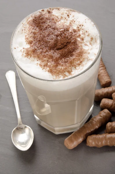 Café con leche y cacao en polvo en un vaso — Foto de Stock