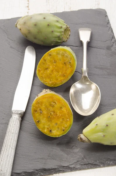 Figues de cactus coupées au couteau et à la cuillère — Photo