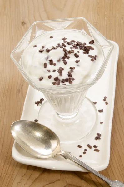在一个玻璃洒上巧克力酸奶 — 图库照片