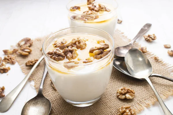 Healthy Greek Yogurt Honey Walnuts Served Glass — стоковое фото