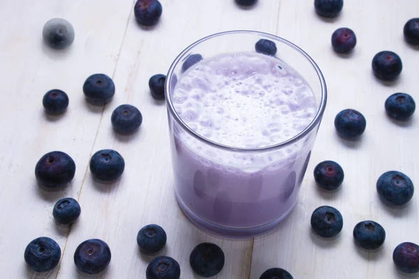 Frisch Gemachter Blaubeer Milchshake Glas Und Etwas Obst lizenzfreie Stockfotos