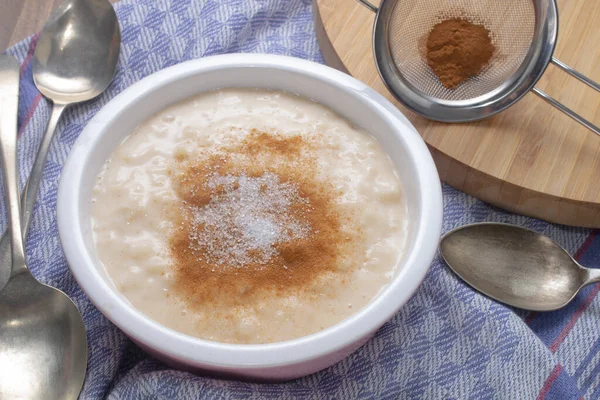 Vanilkový Rýžový Pudink Skořicí Cukrem Misce Stock Obrázky